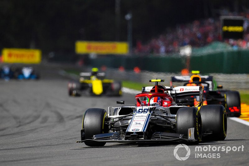 Antonio Giovinazzi, Alfa Romeo Racing C38, precede Alex Albon, Red Bull RB15