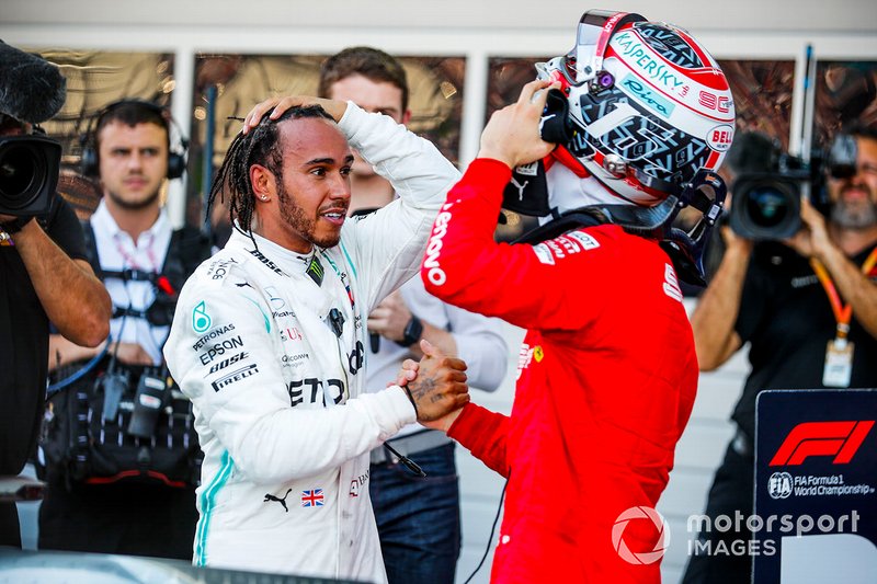 Lewis Hamilton, Mercedes AMG F1, primo classificato, e Charles Leclerc, Ferrari, terzo classificato, si stringono la mano al Parc Ferme