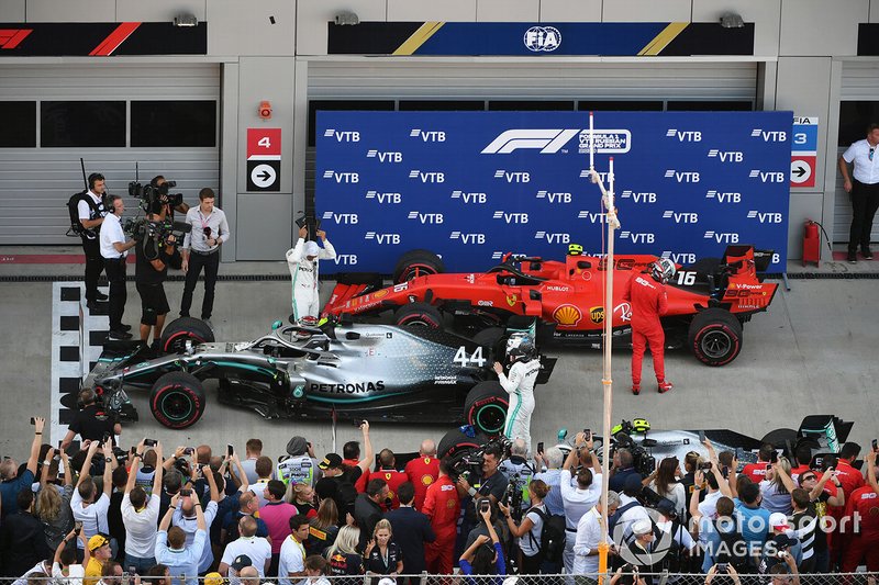 Ganador de la carrera Lewis Hamilton, Mercedes AMG F1 W10, celebra en Parc Ferme con Valtteri Bottas, Mercedes AMG F1 segundo lugar
