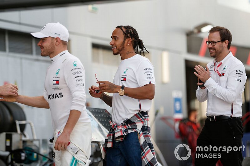 Ganador Lewis Hamilton, Mercedes AMG F1, celebra con el equipo Mercedes y Valtteri Bottas, Mercedes AMG F1