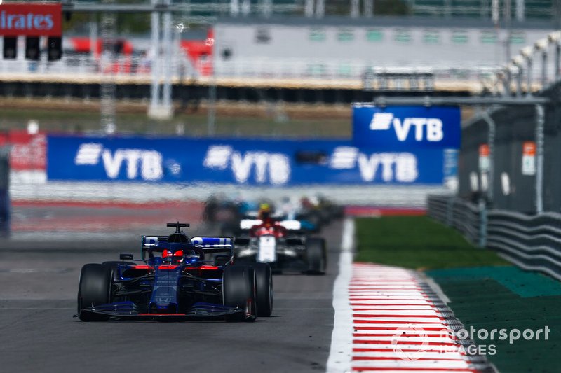 Daniil Kvyat, Toro Rosso STR14, Kimi Raikkonen, Alfa Romeo Racing C38