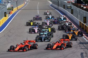 Sebastian Vettel, Ferrari SF90, precede Charles Leclerc, Ferrari SF90, Lewis Hamilton, Mercedes AMG F1 W10, Carlos Sainz Jr., McLaren MCL34, Valtteri Bottas, Mercedes AMG W10, Lando Norris, McLaren MCL34, e il resto delle auto all'inizio della gara