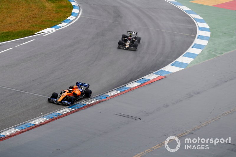Carlos Sainz Jr., McLaren MCL34, Kevin Magnussen, Haas F1 Team VF-19