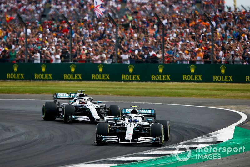 Valtteri Bottas, Mercedes AMG W10, precede Lewis Hamilton, Mercedes AMG F1 W10
