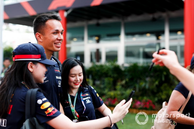 Alexander Albon, Red Bull Racing takes a selfie with a fan 