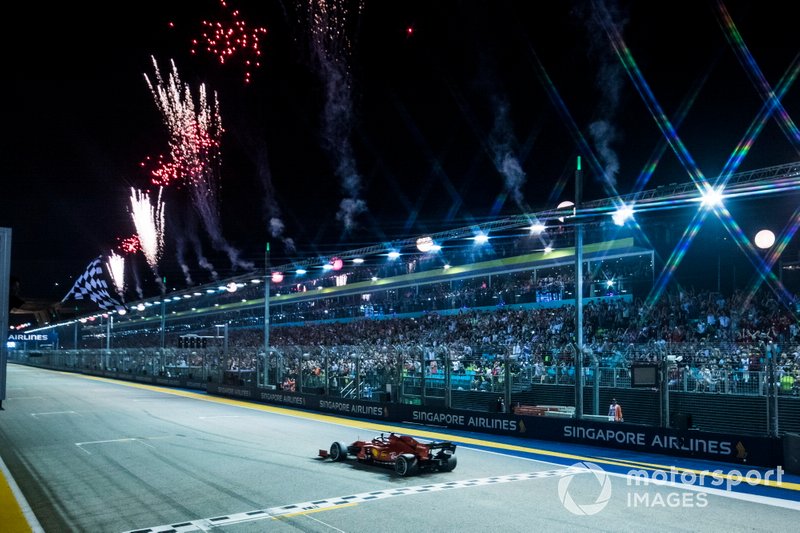 Sebastian Vettel, Ferrari SF90, primo classificato, prende la bandiera a scacchi