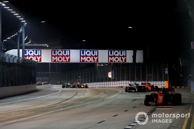 Charles Leclerc, Ferrari SF90, precede Lewis Hamilton, Mercedes AMG F1 W10, Sebastian Vettel, Ferrari SF90, Max Verstappen, Red Bull Racing RB15, e Valtteri Bottas, Mercedes AMG W10