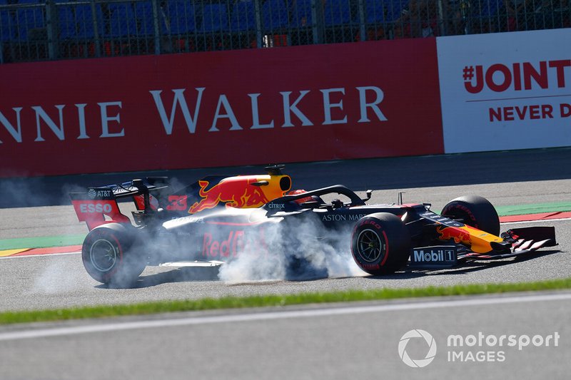 Max Verstappen, Red Bull Racing RB15, se bloquea en Bus Stop