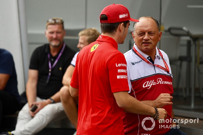 Frederic Vasseur, director de Alfa Romeo Racing, y Charles Leclerc, Ferrari