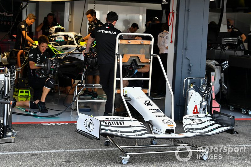 L'aileron avant de la Mercedes AMG F1 W10 avec la nouvelle livrée