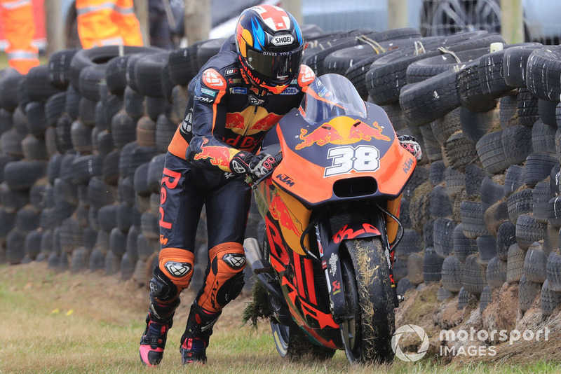 Bradley Smith, Red Bull KTM Factory Racing, después de la caída