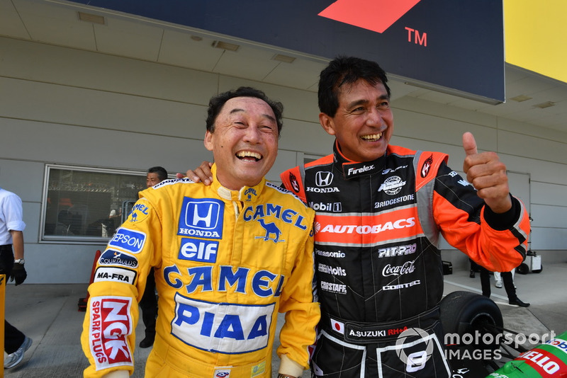 Satoru Nakajima et Aguri Suzuki lors des Legends F1 30th Anniversary Lap Demonstration