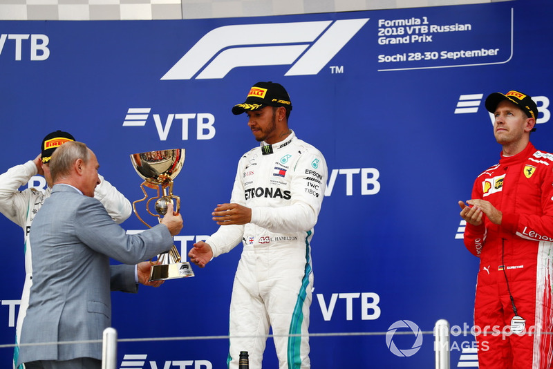 Vladimir Putin, Rusya Başkanı ve Yarış galibi Lewis Hamilton, Mercedes AMG F1