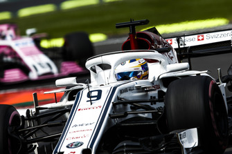 Marcus Ericsson, Sauber C37, devant Sergio Perez, Racing Point Force India VJM11