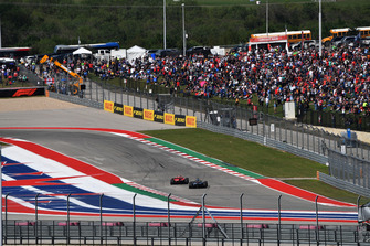 Kimi Raikkonen, Ferrari SF71H leads Lewis Hamilton, Mercedes-AMG F1 W09