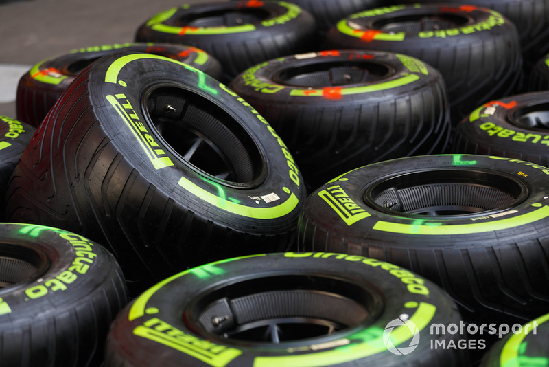 Des pneus Pirelli dans le paddock