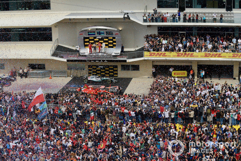 Карло Санті, гоночний інженер Ferrari, Макс Ферстаппен, Red Bull Racing, Кімі Райкконен, Ferrari, та Льюіс Хемілтон, Mercedes AMG F1 святкують на подіумі
