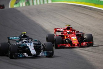 Kimi Raikkonen, Ferrari SF71H, sfida Valtteri Bottas, Mercedes AMG F1 W09.