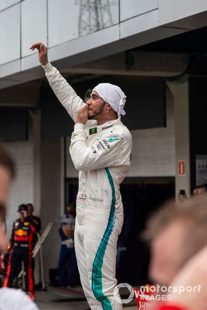 Lewis Hamilton, Mercedes AMG F1 fête sa victoire dans le Parc Fermé