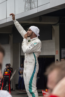 Lewis Hamilton, Mercedes AMG F1 fête sa victoire dans le Parc Fermé