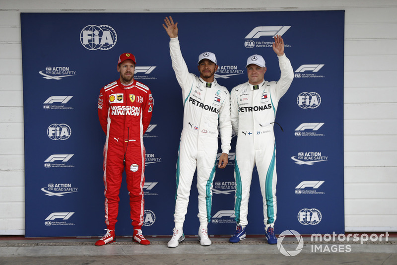 Los tres primeros clasificados, segundo clasificado Sebastian Vettel, Ferrari, el hombre de la pole Lewis Hamilton, Mercedes AMG F1, y Valtteri Bottas, Mercedes AMG F1
