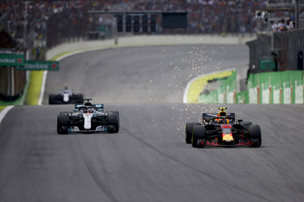 Max Verstappen, Red Bull Racing RB14, passeert Lewis Hamilton, Mercedes AMG F1 W09.