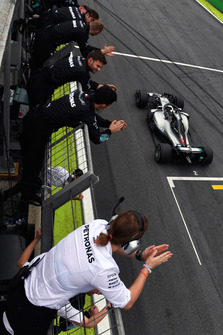 Le vainqueur Lewis Hamilton, Mercedes-AMG F1 W09 franchit la ligne d'arrivée