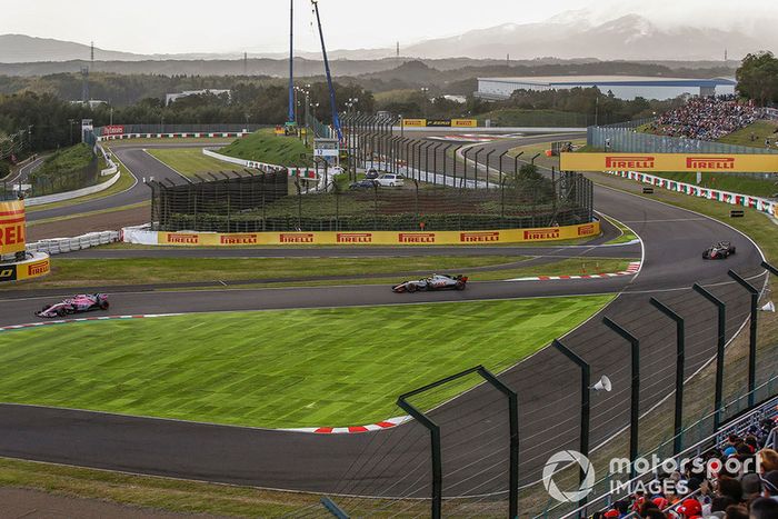 Esteban Ocon, Racing Point Force India VJM11 y Kevin Magnussen, Haas F1 Team VF-18 