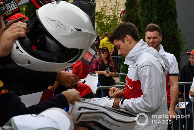 Charles Leclerc, Sauber, firma autografi ai tifosi