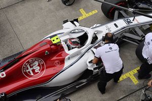 Charles Leclerc, Sauber C37, s'arrête au stand