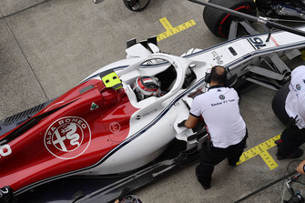 Charles Leclerc, Sauber C37, s'arrête au stand