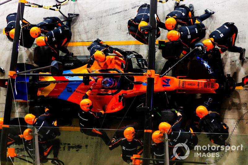 Fernando Alonso, McLaren MCL33, effettua un pit stop