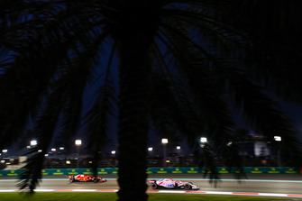 Esteban Ocon, Racing Point Force India VJM11, devant Sebastian Vettel, Ferrari SF71H