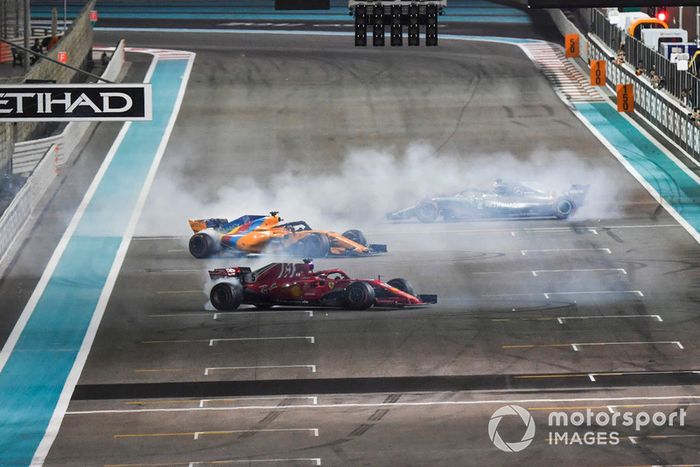 Lewis Hamilton, Mercedes-AMG F1 W09, Sebastian Vettel, Ferrari SF71H y Fernando Alonso, McLaren MCL33 haciendo donuts al final de la carrera.