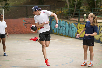 Max Verstappen y Daniel Ricciardo, Red Bull Racing juegan Futsal en Brasil