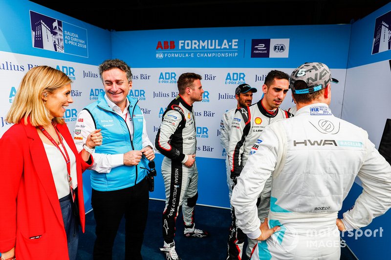 TV Presenter Nicki Shields chats with Alejandro Agag, CEO, Formula E as Oliver Rowland, Nissan e.Dams, Gary Paffett, HWA Racelab, Sébastien Buemi, Nissan e.Dams, Stoffel Vandoorne, HWA Racelab monitor the qualifying times