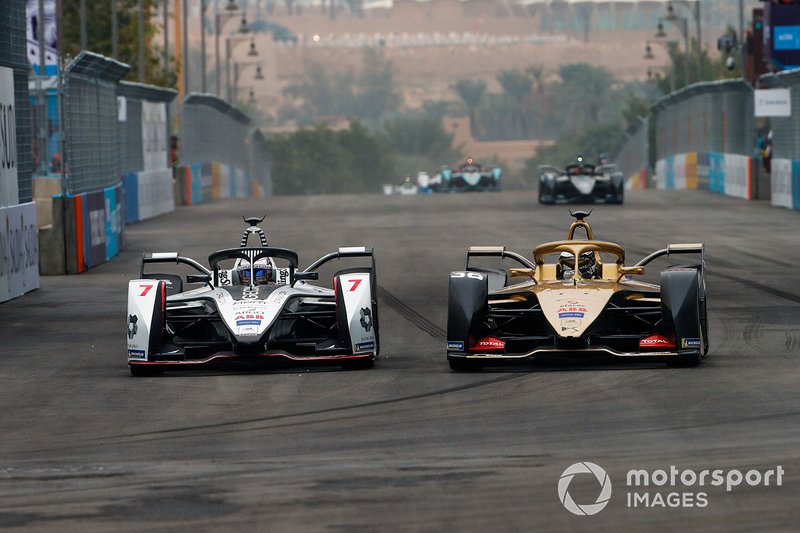 Andre Lotterer, DS TECHEETAH, DS E-Tense FE19 lotta con Jose Maria Lopez, GEOX Dragon Racing, Penske EV-3