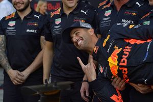 Daniel Ricciardo, Red Bull Racing and mechanics at the team photo