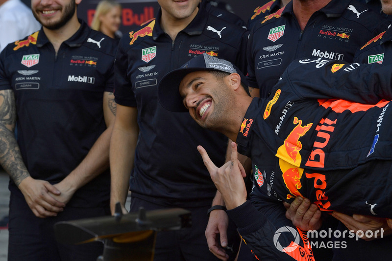 Daniel Ricciardo, Red Bull Racing e i meccanici, nella foto di gruppo del team
