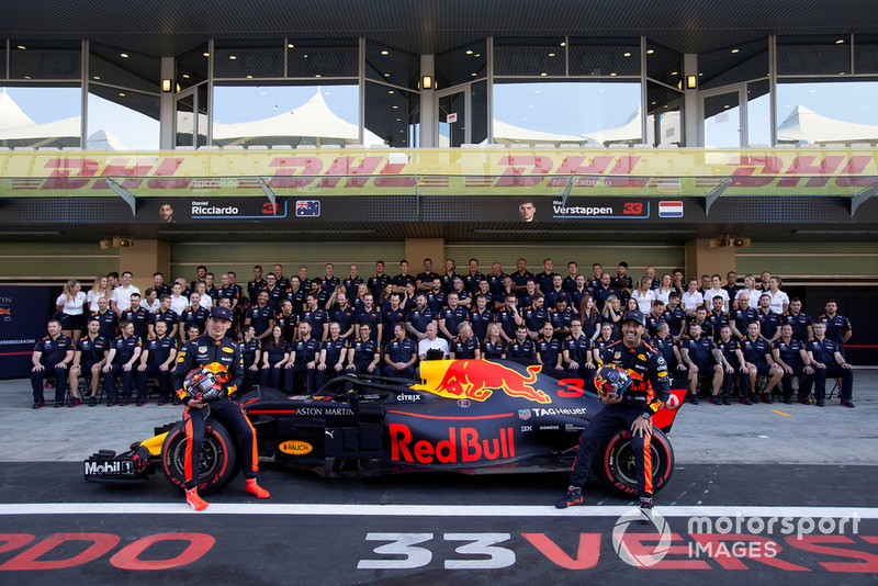 Daniel Ricciardo, Red Bull Racing ve Max Verstappen, Red Bull Racing at the Red Bull Racing takım fotoğrafında