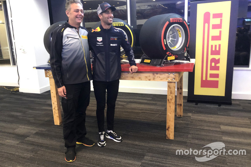 Mario Isola, director deportivo de Pirelli con Daniel Ricciardo, Red Bull Racing