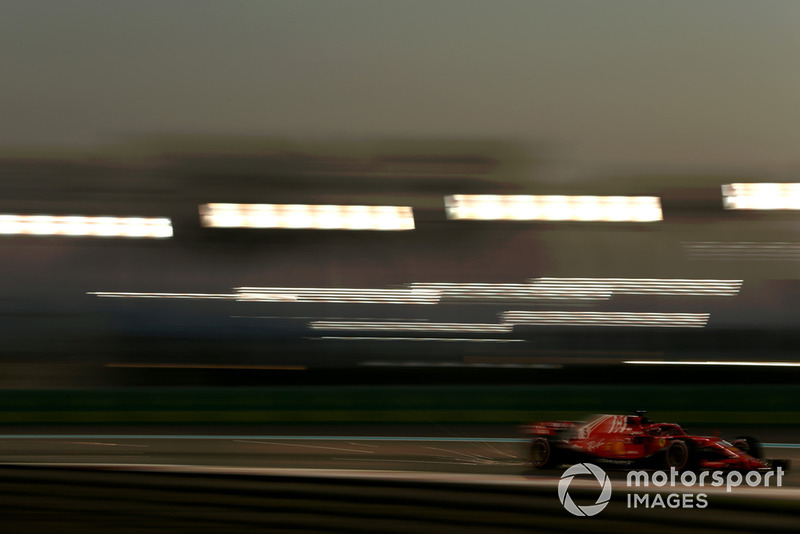 Sebastian Vettel, Ferrari SF71H, solleva scintille
