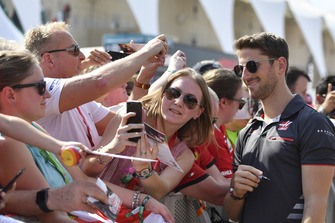 Romain Grosjean, Haas F1 Team met fans