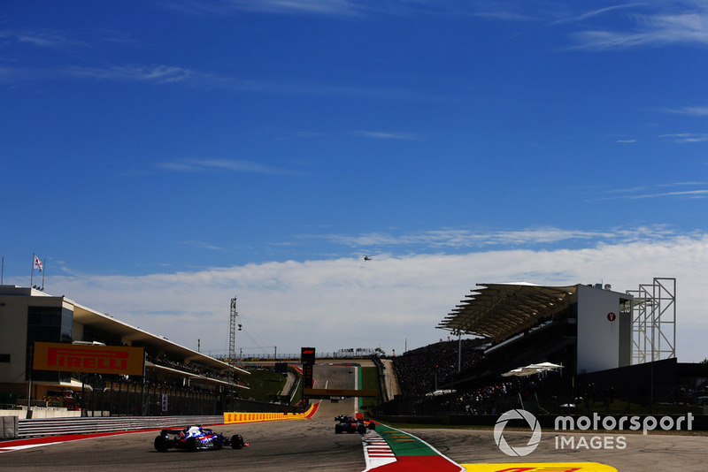 Marcus Ericsson, Sauber C37, precede Pierre Gasly, Scuderia Toro Rosso STR13
