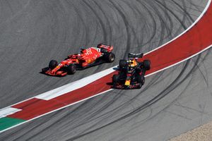 Sebastian Vettel, Ferrari SF71H e Daniel Ricciardo, Red Bull Racing RB14, si scontrano nel primo giro