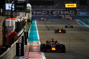 Daniel Ricciardo, Red Bull Racing, precede Max Verstappen, Red Bull Racing RB14, e Lewis Hamilton, Mercedes AMG F1 W09 EQ Power+