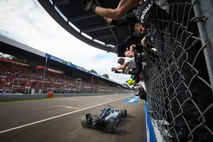 Lewis Hamilton, Mercedes AMG F1 W09, passe la ligne d'arrivée sous les applaudissements de son équipe