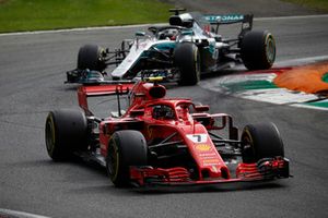 Kimi Raikkonen, Ferrari SF71H devant Lewis Hamilton, Mercedes AMG F1 W09 