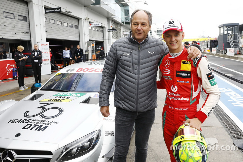 Mick Schumacher ien el Mercedes-AMG C63 DTM con Gerhard Berger, ITR Chairman
