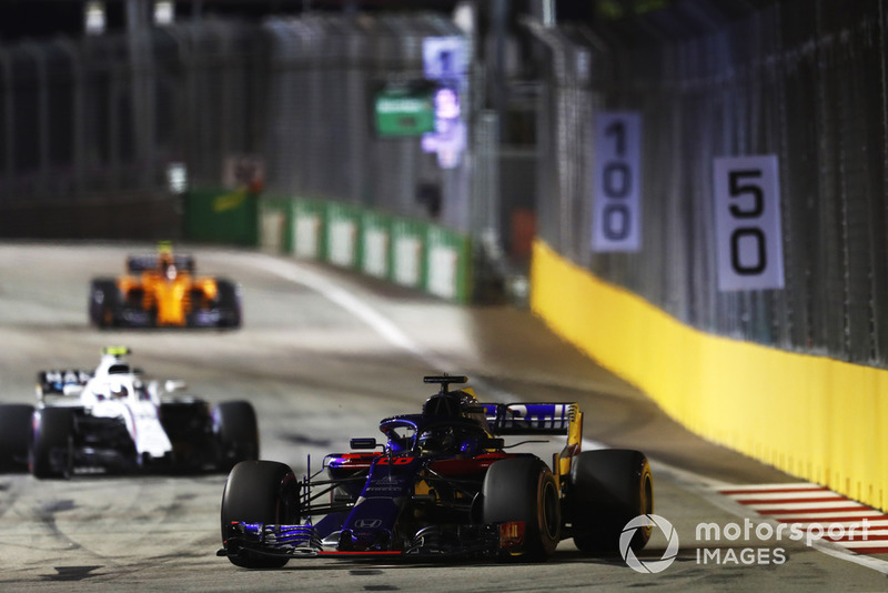 Hartley, Sirotkin'in onu duvara ittiğini söylüyor.